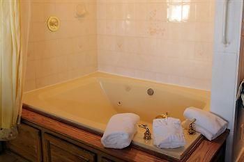Sybaris Pool Suites Mequon Brown Deer Exterior foto